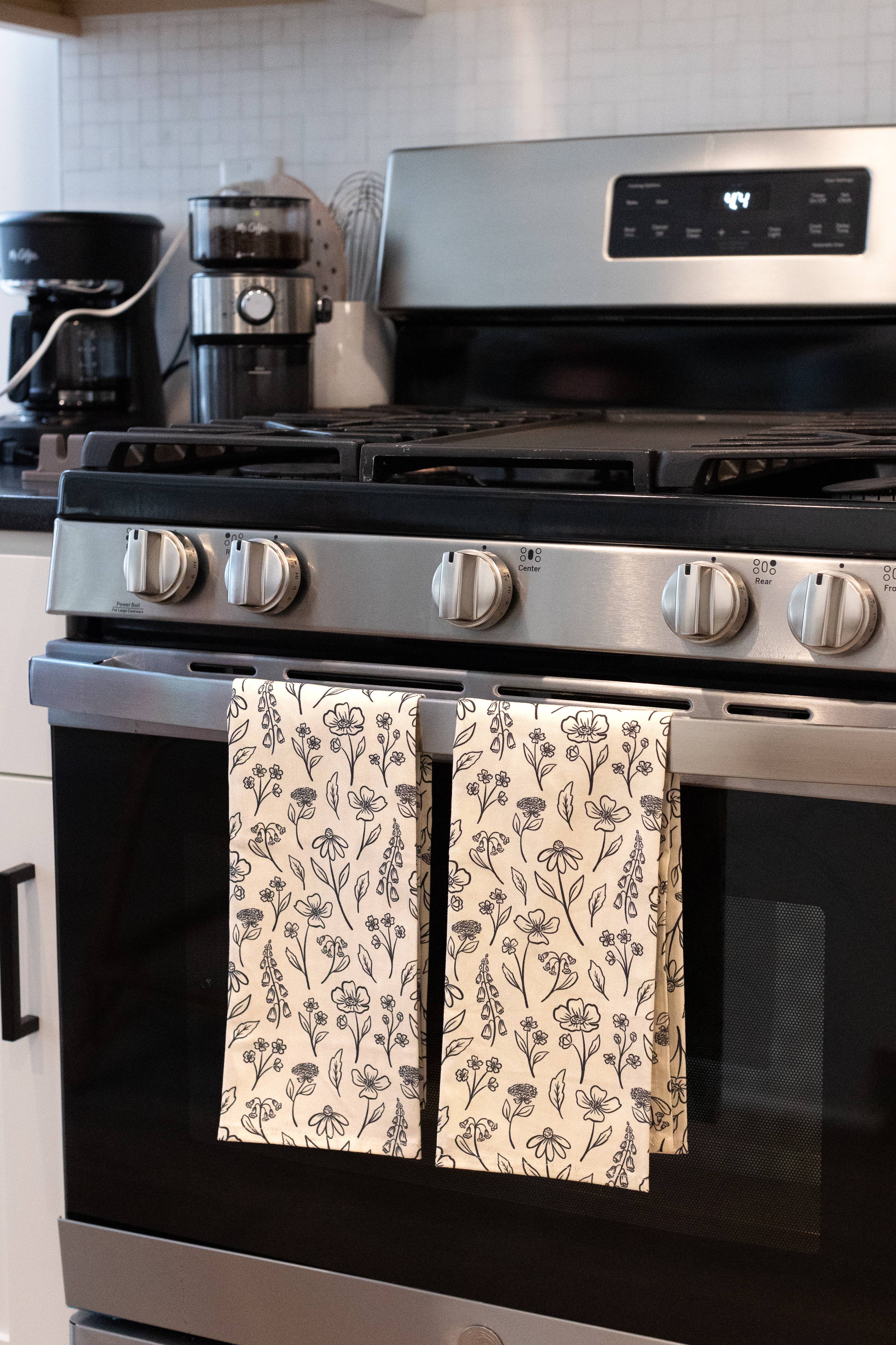 Elyse Breanne Design - Vendita all'ingrosso Strofinacci - Confezione da 2 strofinacci da cucina con fiori pressati2