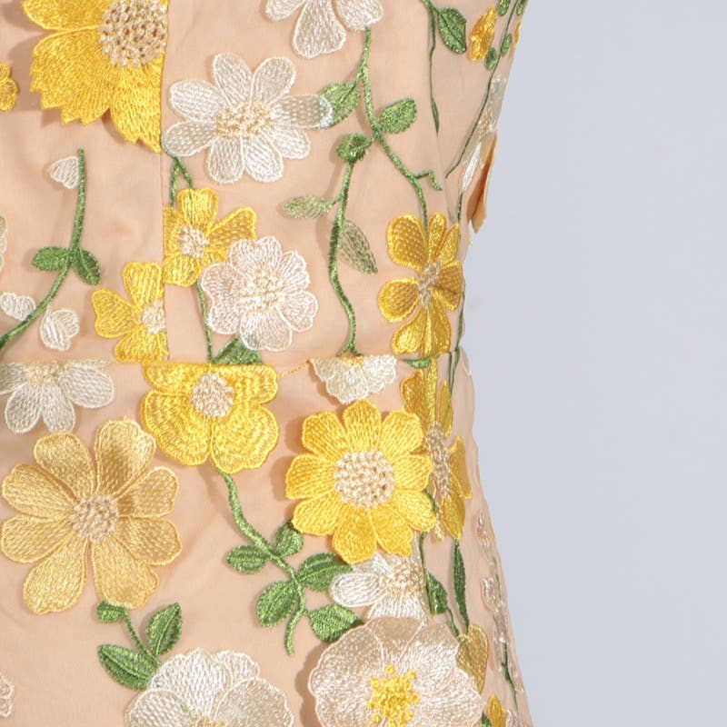 Jaune Robe courte d'été chic à bustier avec appliqué floral 3D en vente sur Faire9