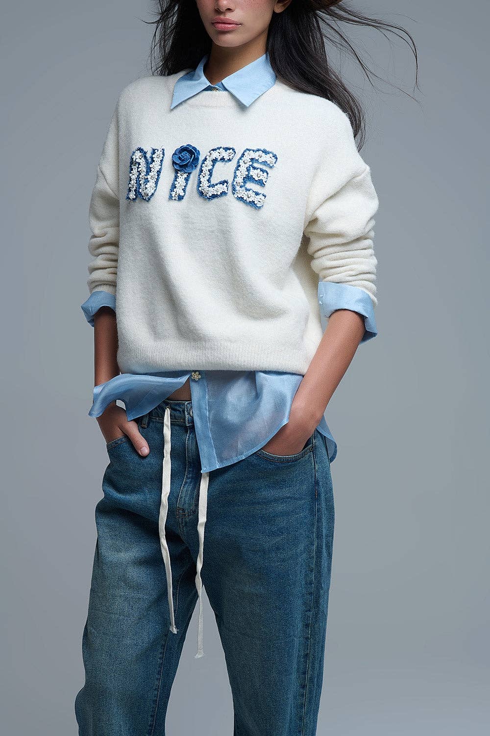 GRÄDDE Kremfärgad tröja med rund hals och broderad text "Nice" för wholesale på Faire5