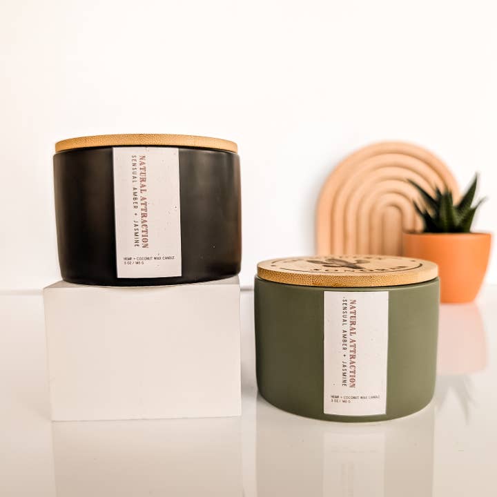 Natürliche Anziehung: Amber & Jasmin Boho-Kerze Hanf, 5 oz für den Großhandel von The Modern Sonoran