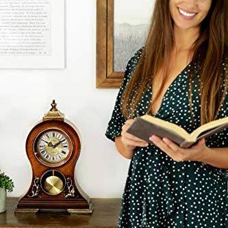 Elegante reloj de abuelo decorativo LE'RAZE, repisa moderna de madera pintada a mano con estante de péndulo oscilante, mesa, escritorio, buffet, color caoba - para venta al por mayor de Le'raze