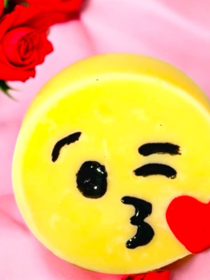 Emoji Wax Melts | Aromatic Emoji Face | Scented Cute Expressive Wax Melts | Valentine's Day Gift for wholesale by AZUCENA