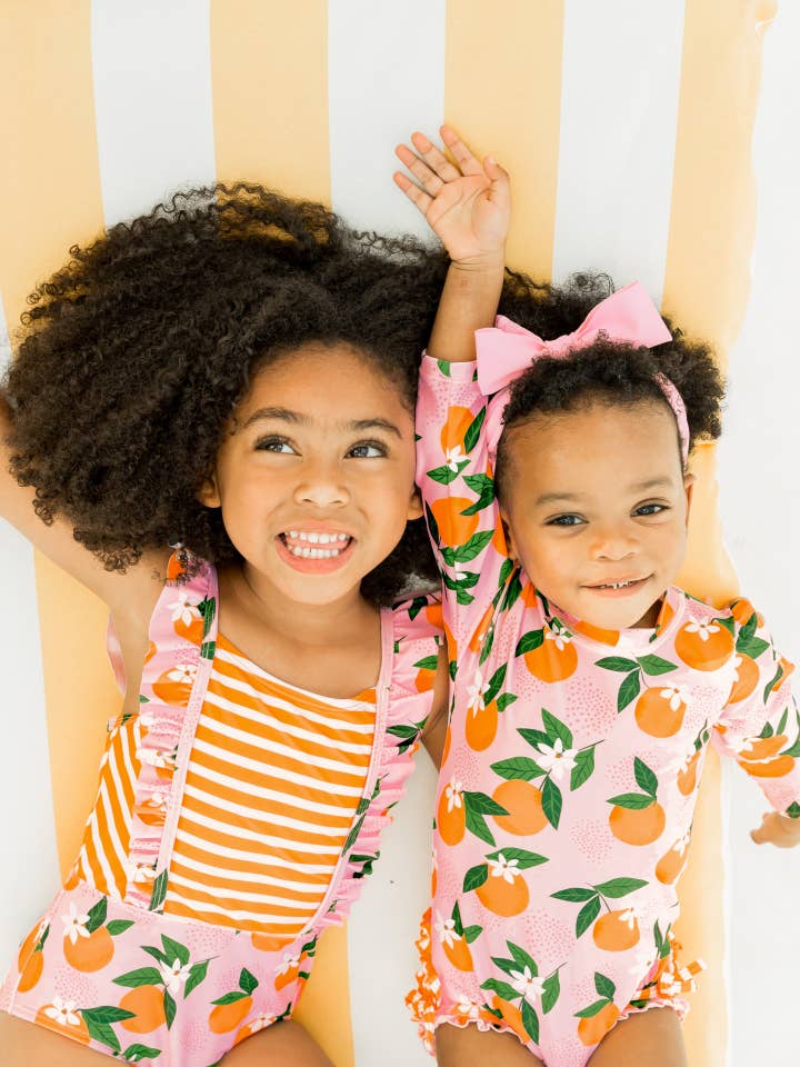 Lyserød Baby Piger Orange You The Sweetest Langærmet Éndelt Rash Guard Badedragt med Signature Bagpå Flæser for engroshandel på Faire3