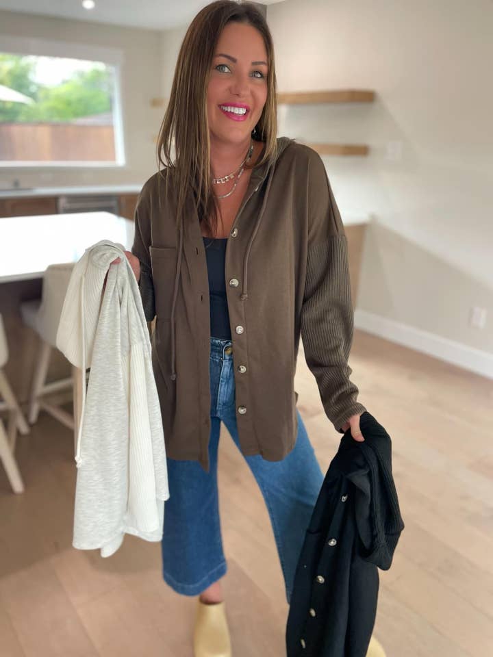 VOORBESTELLEN: Best Verkochte Rowan Gebreide Mouwjas in Drie Kleuren voor wholesale door Bella Nova Style Co