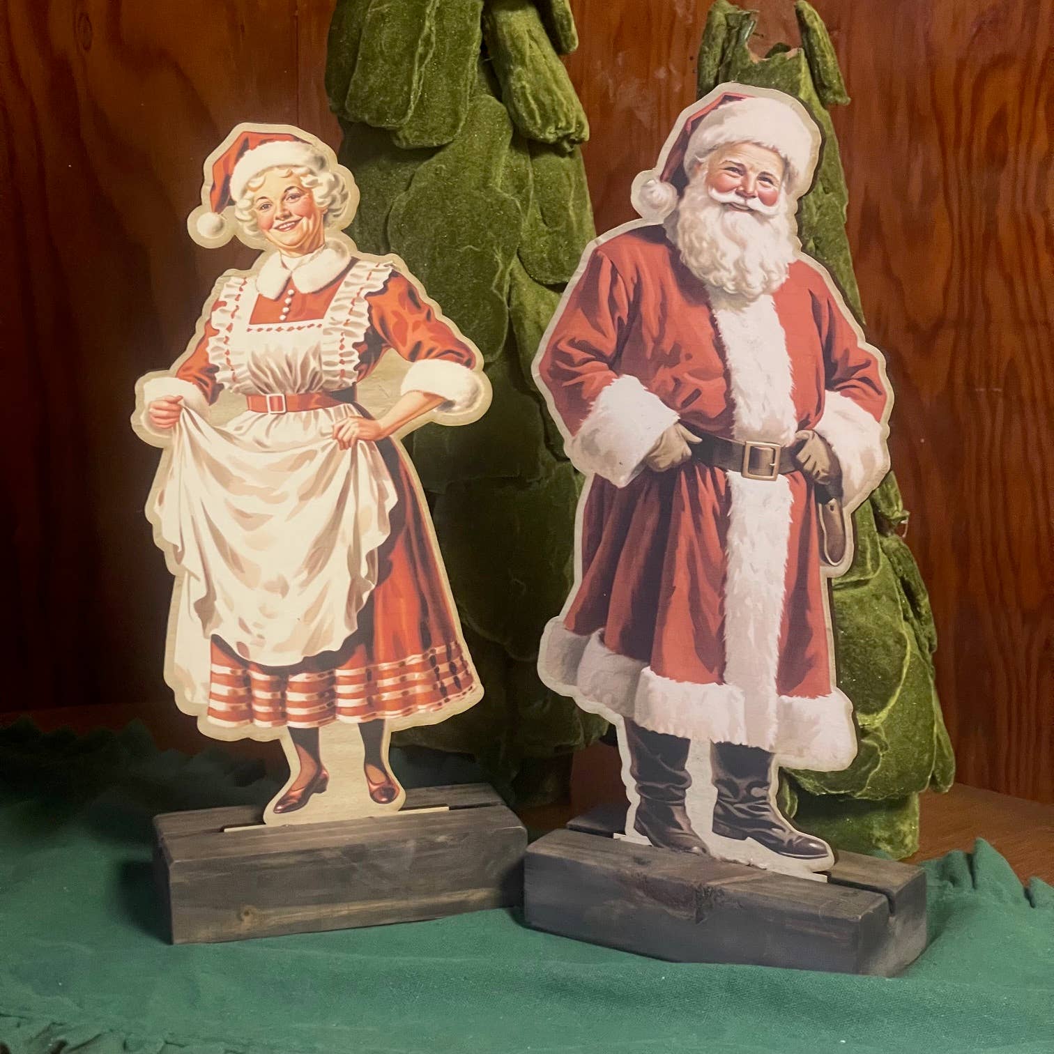 LAND OF COTTON - Wholesale Christmas Decoration - Santa Claus Standing Shelf Sitter/Table Piece 1
