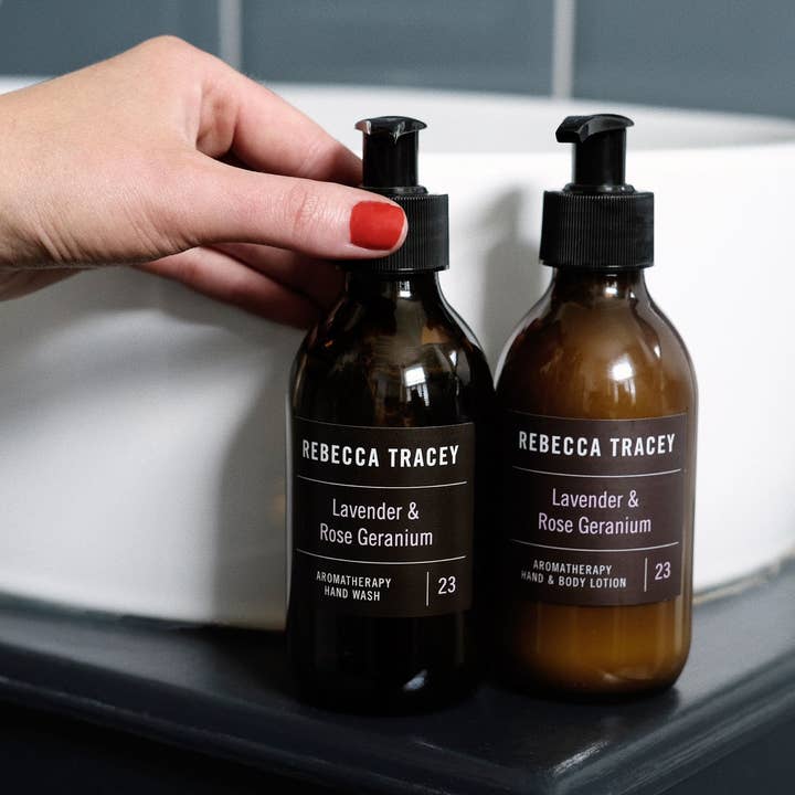 Hand- und Körperlotion mit Lavendel und Rosengeranie für den Großhandel von Rebecca Tracey