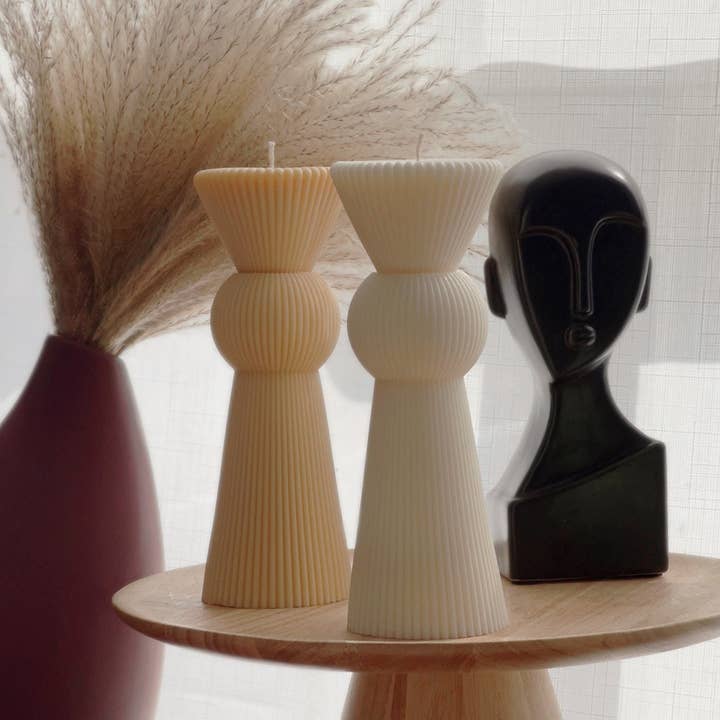 Bougie Pilier en Cire de Soja Côtelée : Figure d'Échecs, Décoration d'Intérieur pour la vente par Estelle Studio