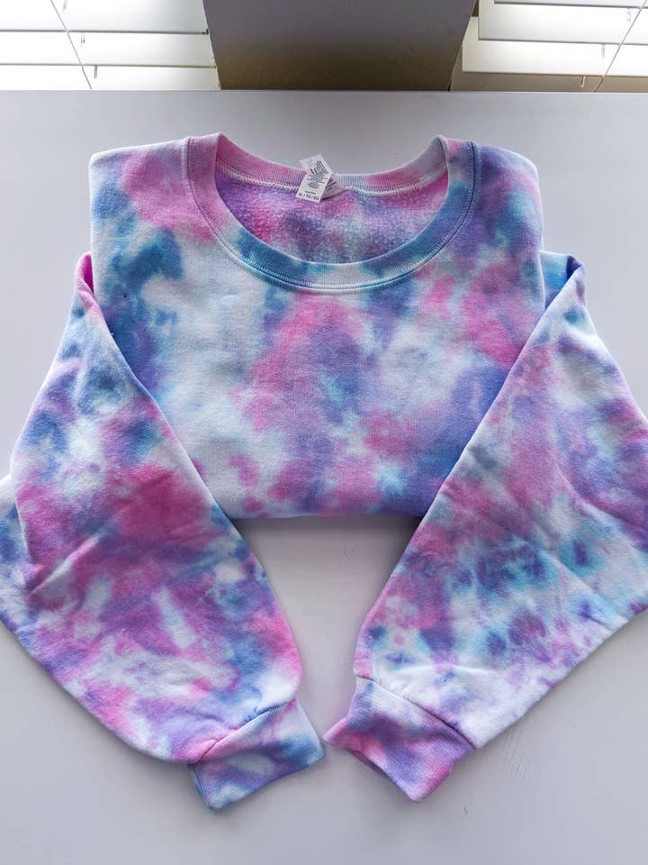 Sweatshirt unisexe à col rond tie-dye fuchsia et bleu royal pour la vente par Salty Ocean Crew