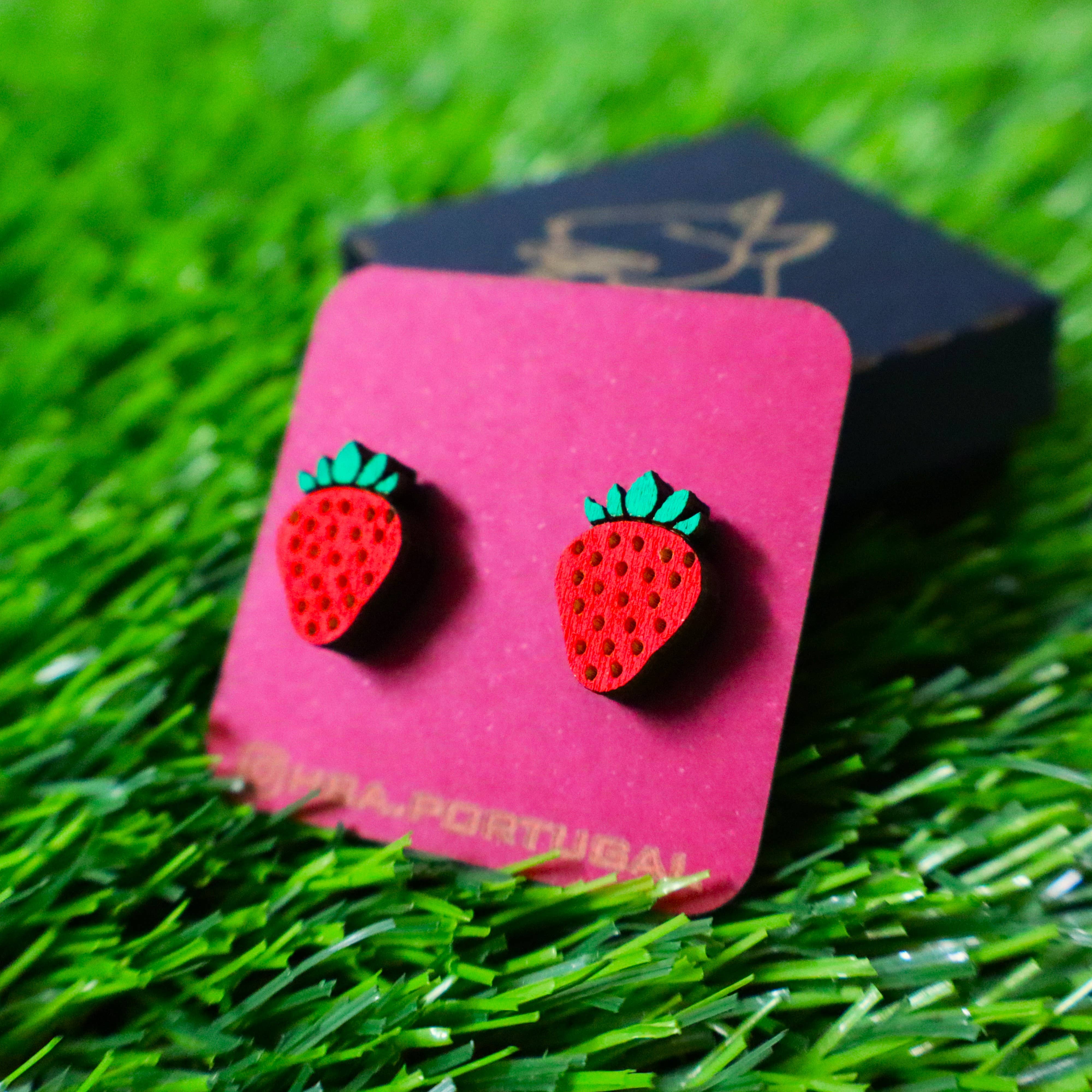 Herbs&Belles – Brincos de pino por atacado – Brincos de morango coloridos em madeira, joia artesanal1