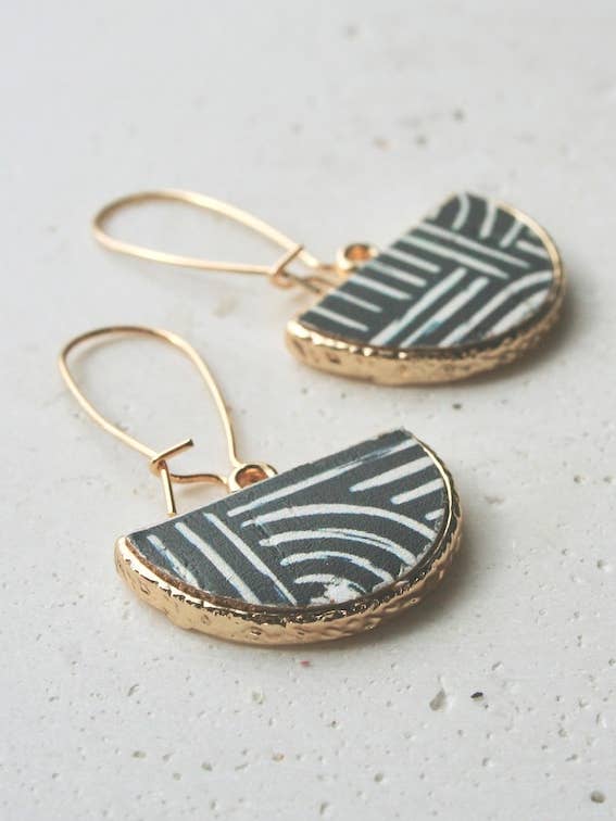 BOUCLE D'OREILLE mi-longue, anneau ovale allongé (or OU argent), pendentif demi-cercle avec lignes noires et blanches sur liège, style Art Déco. pour la vente par Boucle d'or