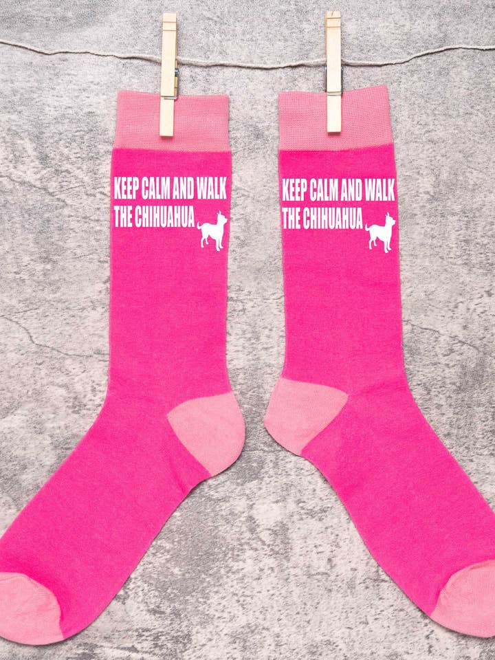 Mantieni la calma e porta a spasso il Chihuahua Calzini rosa da donna Novità Regalo per amanti dei cani per la vendita all'ingrosso da parte di Print4U