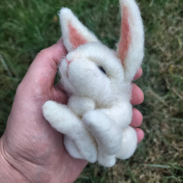 Naaldvilt slapend konijntje figuur of ornament voor wholesale door Coastal Felting