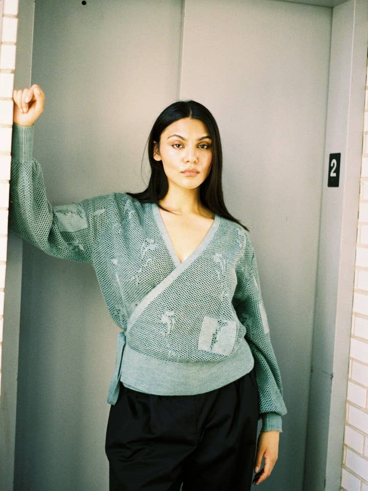 Top avvolgente in maglia Flora verde per la vendita all'ingrosso da parte di Oneiric