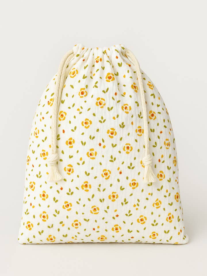 Personaliseerbaar zakje voor baby en kind van katoenen mousseline met bloemen voor wholesale door MAZZANNE