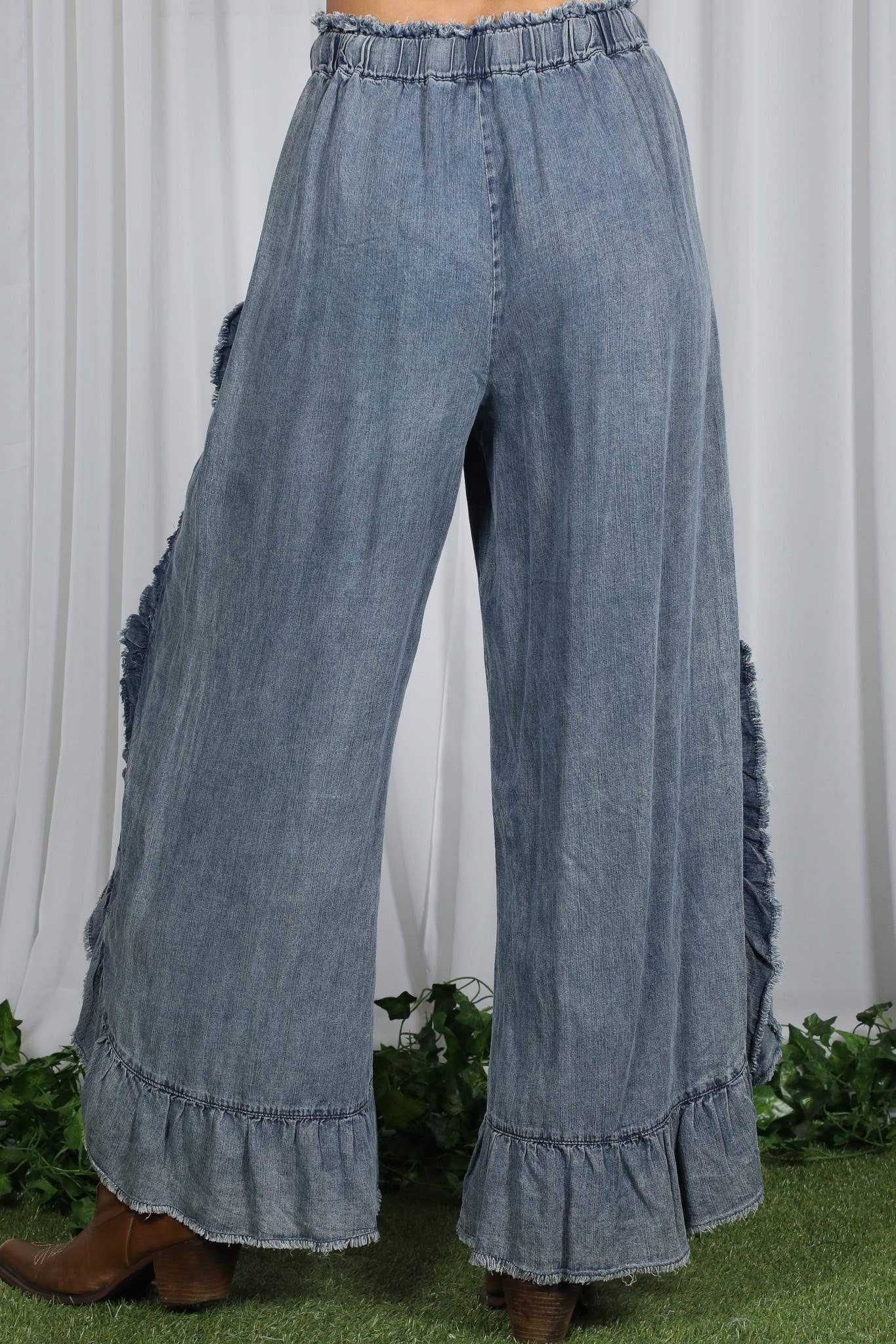 Vine & Love - Wholesale Jeans - Women's - Flared Ruffle Hem Washed Chambray Crop Denim Pants VP830405