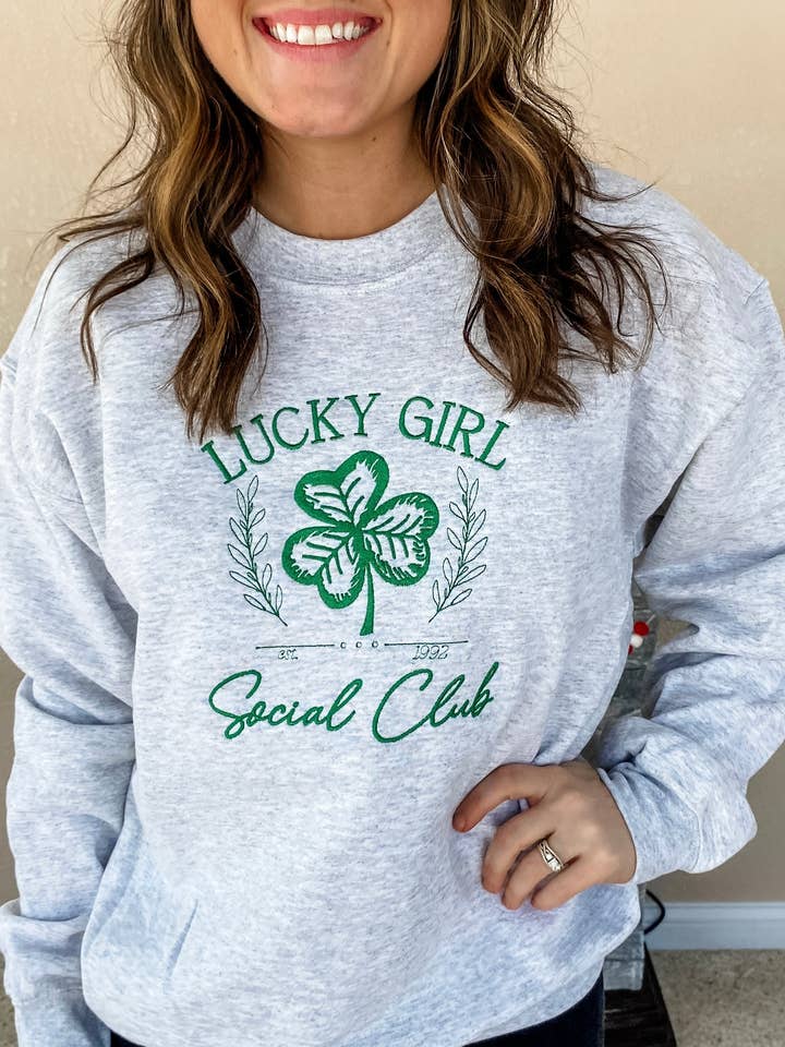 Maglia/T-shirt Ricamata del Club Sociale "Ragazza Fortunata di San Patrizio" per la vendita all'ingrosso da parte di Top Notch
