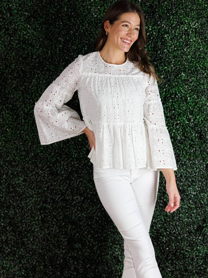 Le haut Lilith à œillets blancs pour la vente par Duffield Lane