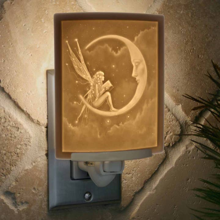 Veilleuse en lithophane en porcelaine Story Fairy pour la vente par The Porcelain Garden Inc.