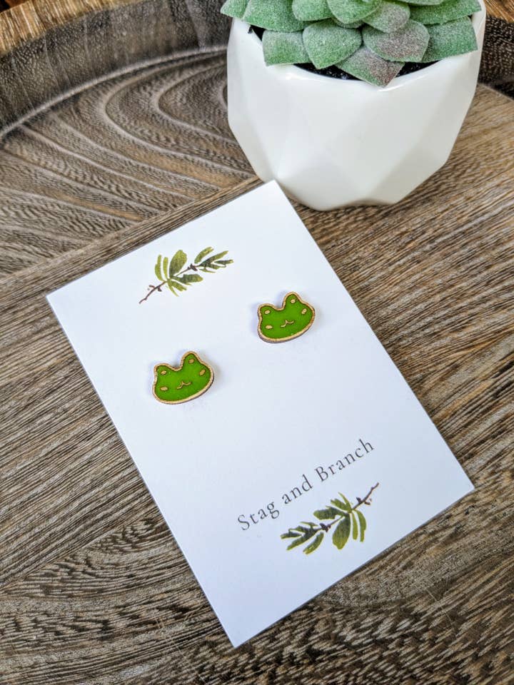 Boucles d'oreilles en forme de grenouille | Boucles d'oreilles à tige en bois découpées au laser | Cute Frog Fac pour la vente par Stag and Branch