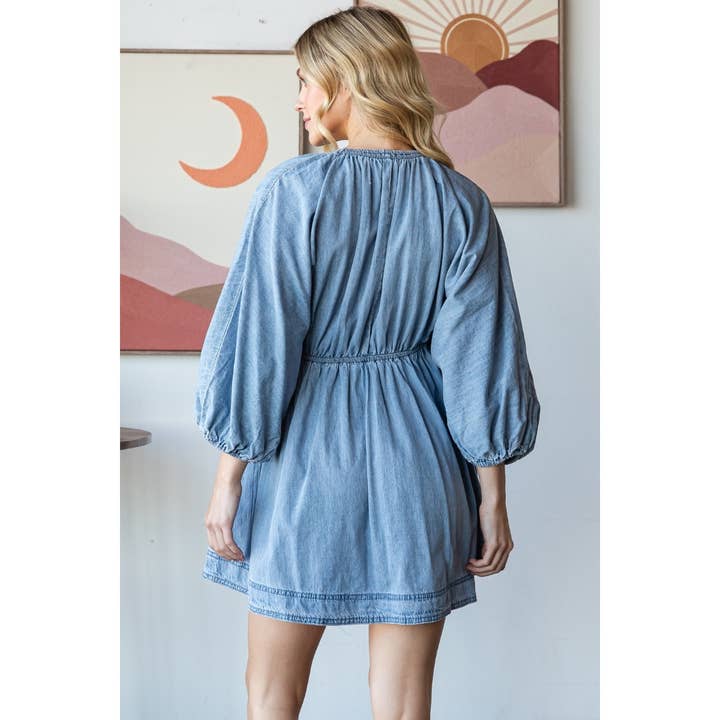 Veveret – Großhandel Kleid – Damen – Kurzes Jeanskleid mit Puffärmeln und V-Ausschnitt3