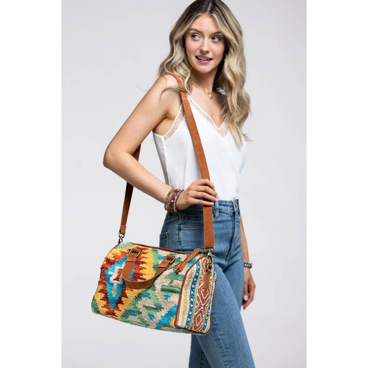 Carmel Sac Boston Carmel aux motifs ethniques tissés main teintés en fil, anse et pampilles en véritable daim en vente sur Faire2