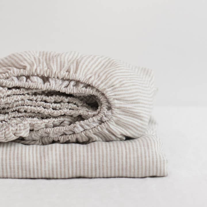 Naturliga randiga lakan i linne med resår för wholesale av Linen Tales (We cover U.S. import duties)