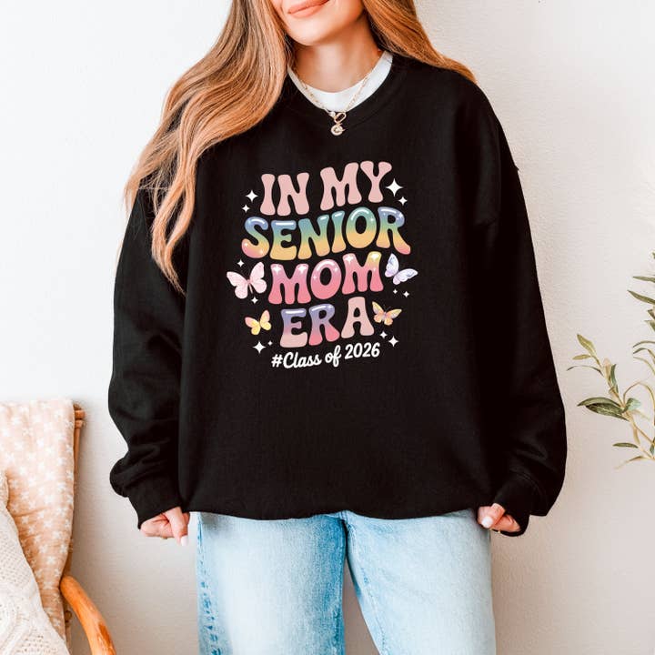T-shirt Rétro Senior Maman 2026, Cadeau de Remise de Diplôme pour Maman, Sweat-shirt Époque Papillon Coloré, Cadeau de Maman de Diplômé Fière pour la vente par DONNA SHIRTS