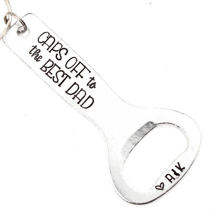 „CAPS off til den bedste DAD“ Graduation flaskeåbner med tilpasselig år for engroshandel hos Completely Hammered