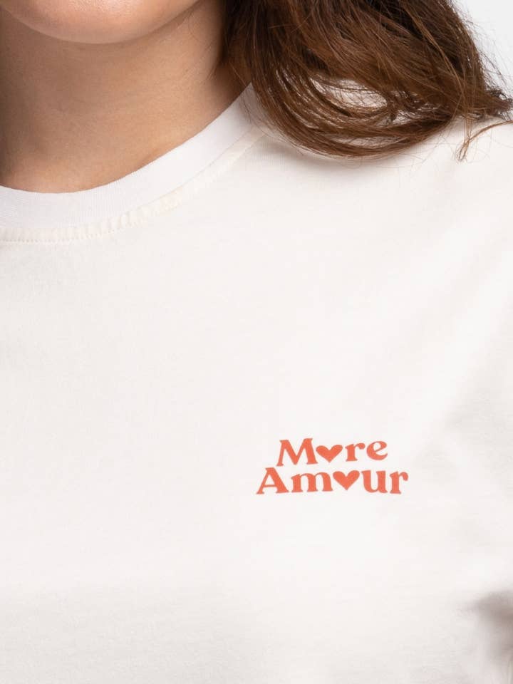 T-shirt More Amour blanc biologique avec imprimé More Amour pour la vente par Natural Vibes