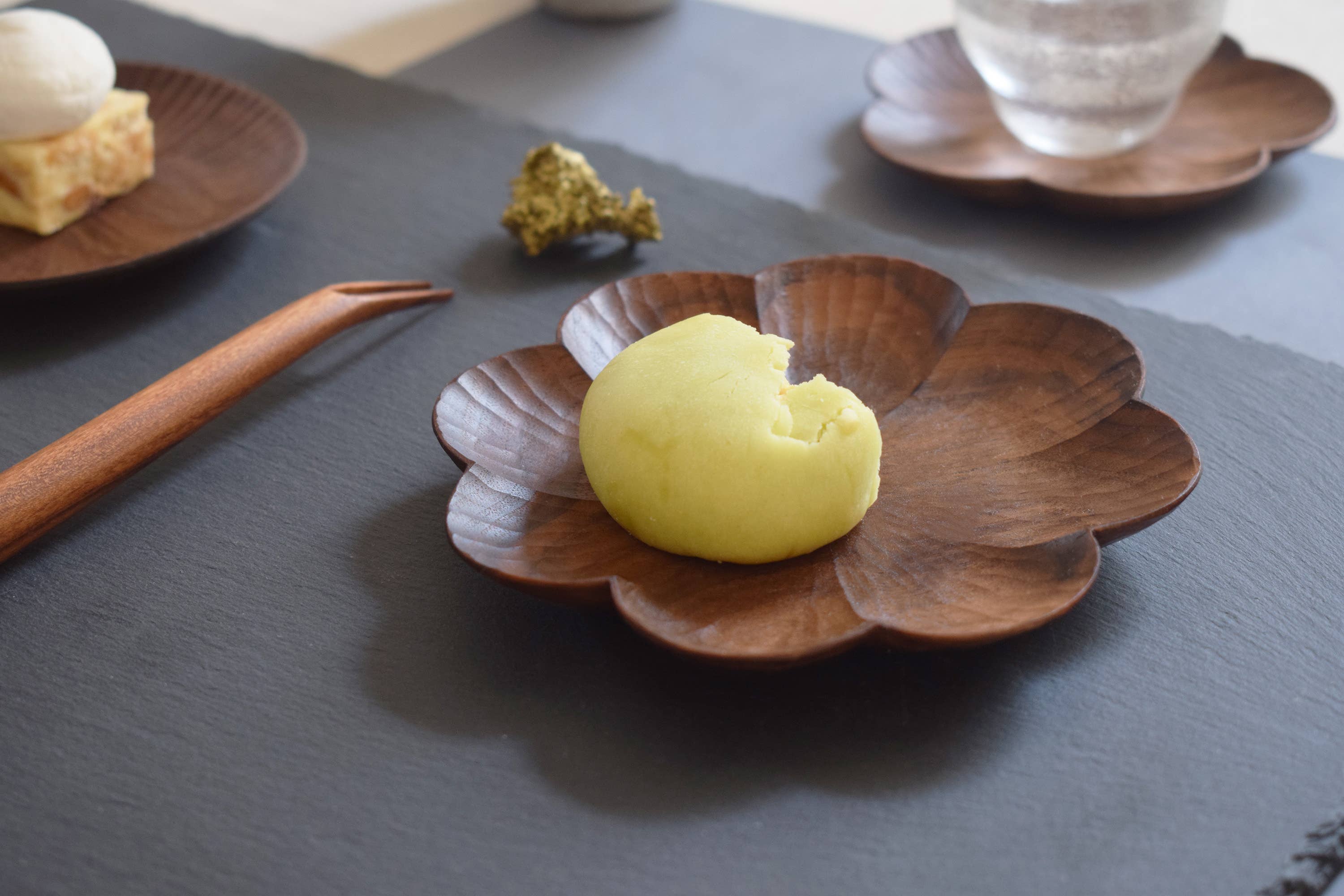 Senser Woodcraft – Engroshandel Pyntebakke – Sort valnød Håndskåret blomsterplade7