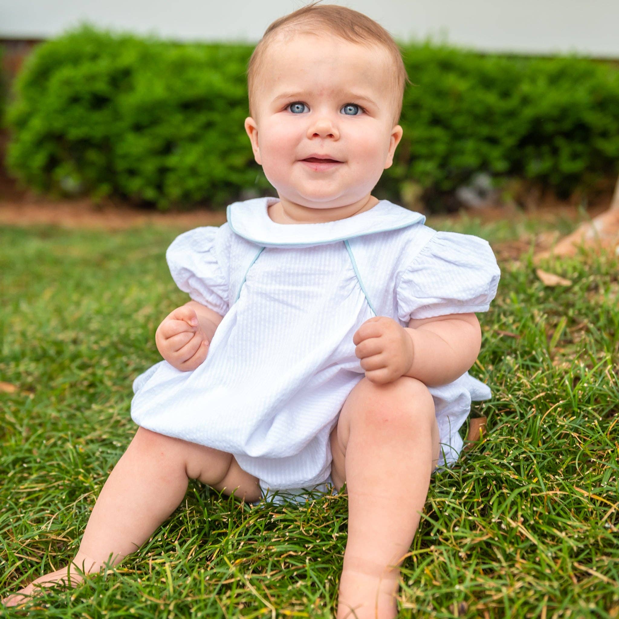 Angels and Company Clothing – Bodysuit - Bebé por atacado – Ann Caroline Bubble em Seersucker Branco com Vivo Aqua1