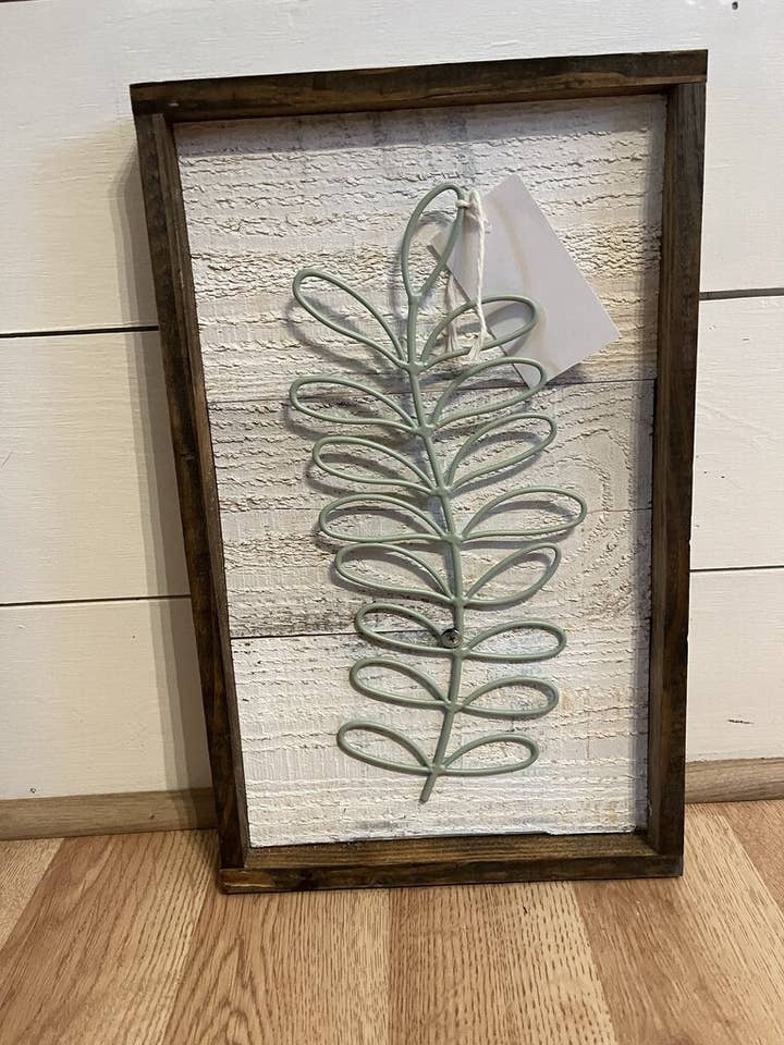 Feuille verte en métal pour la vente par Rae Ray's Decor & More