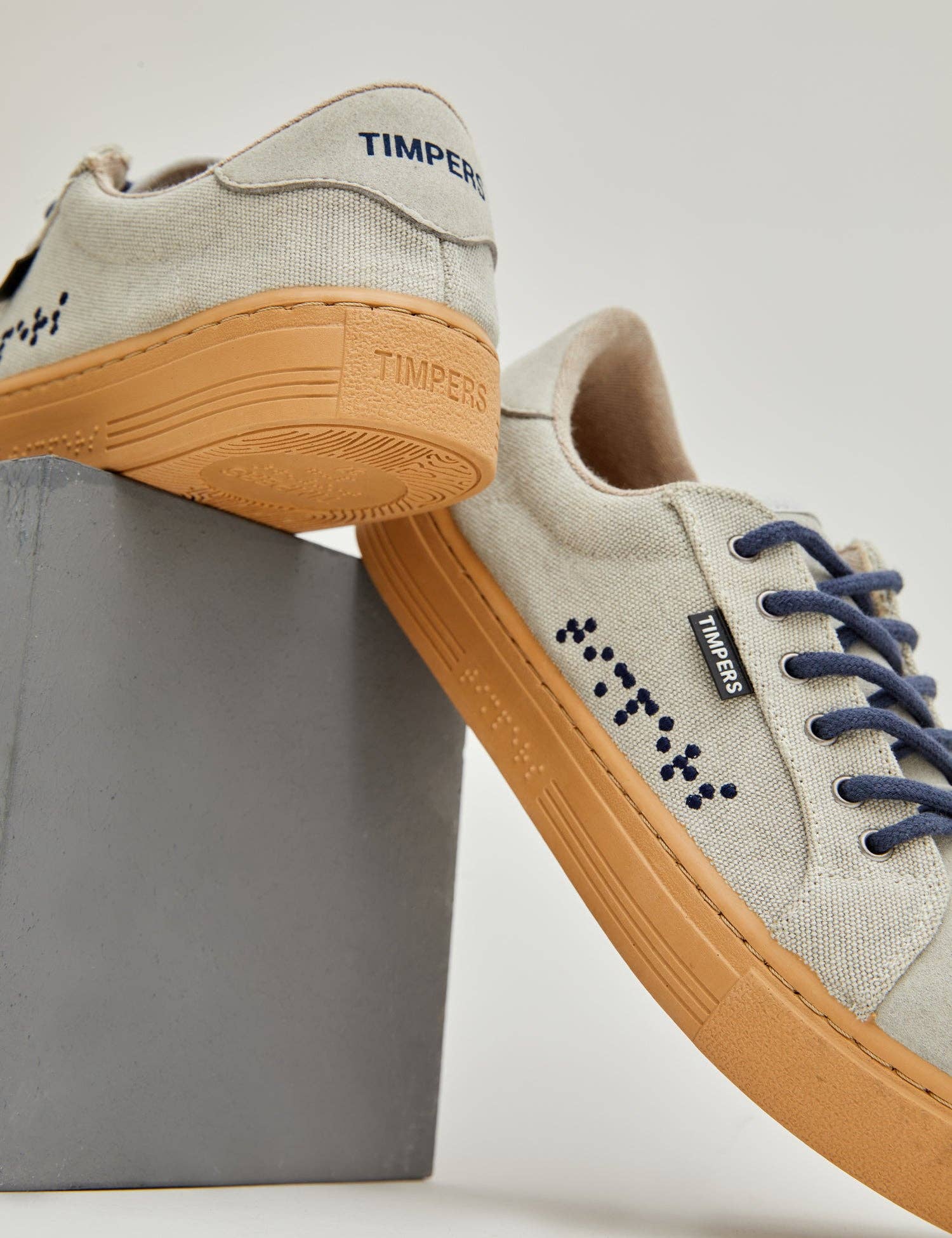 Timpers - Wholesale Athletic Sneakers - Unisex - Zapatillas Veganas Grises Diseñadas por Personas con Discapacidades2