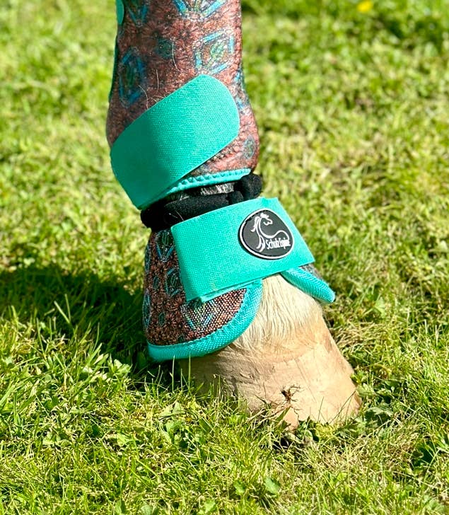 Schulz Equine – wholesale Ridutrustning – Schulz Equine bell boots med livfulla mönster14