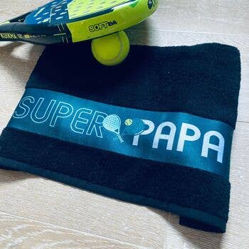 Toalla deportiva de algodón negra “Súper Papá fan del pádel” – Toalla regalo para papá deportista para venta al por mayor de La vie en magenta
