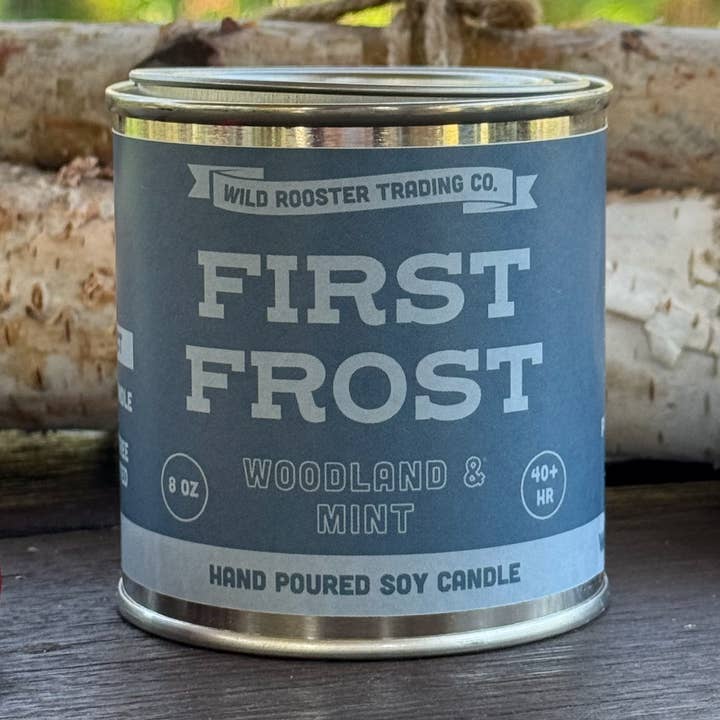 First Frost | Woodland & Mint | Geparfumeerde sojawaskaars voor wholesale door Wild Rooster Trading Co.