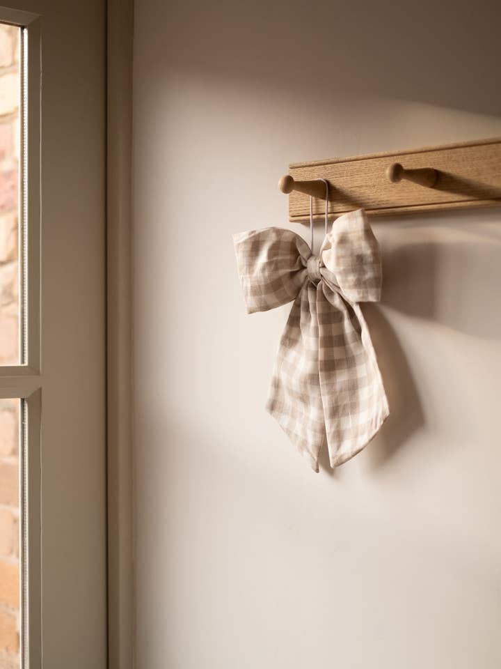 Kräm- och beige-rutig hängande rosett för wholesale av Hudson Home