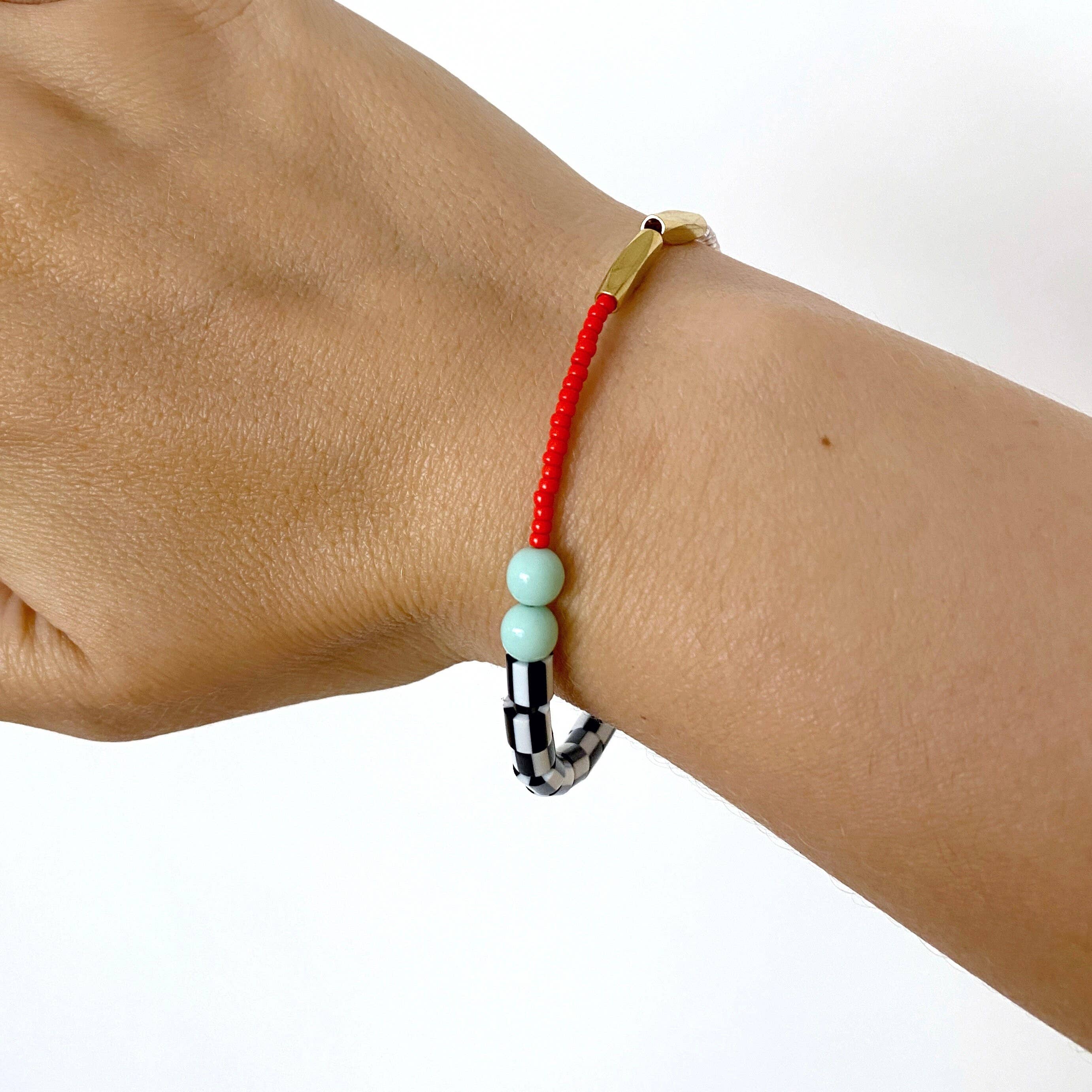 Loela – wholesale Pärlarmband – Dot pärlarmband i mint och postlåderöd2