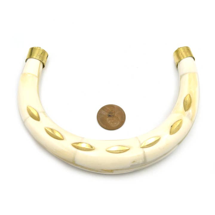 Pendente Extra Grande em Forma de U com Marquise Dourada Incrustada em Osso de Boi por atacado de Only Beads