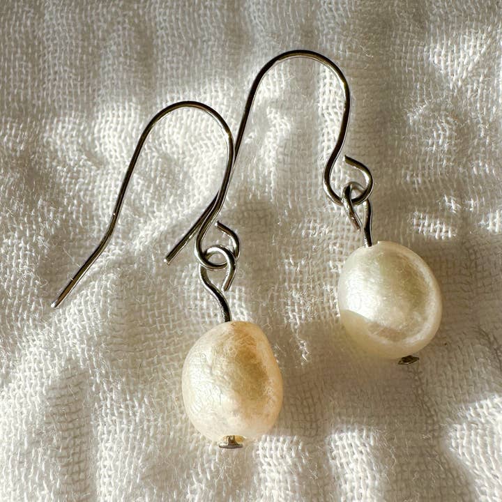 Ohrringe "Hazel" aus Edelstahl in Silber mit Süßwasserperle für den Großhandel von cool people club