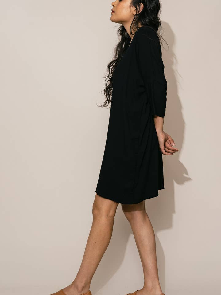 Robe chauve-souris tissée noire pour la vente par Altar