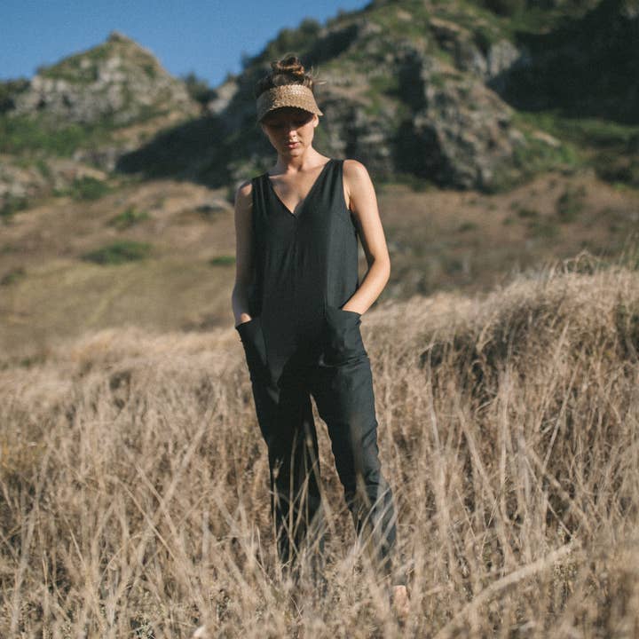 Combinaison Curator en lin noir pour la vente par Pepper Place Design