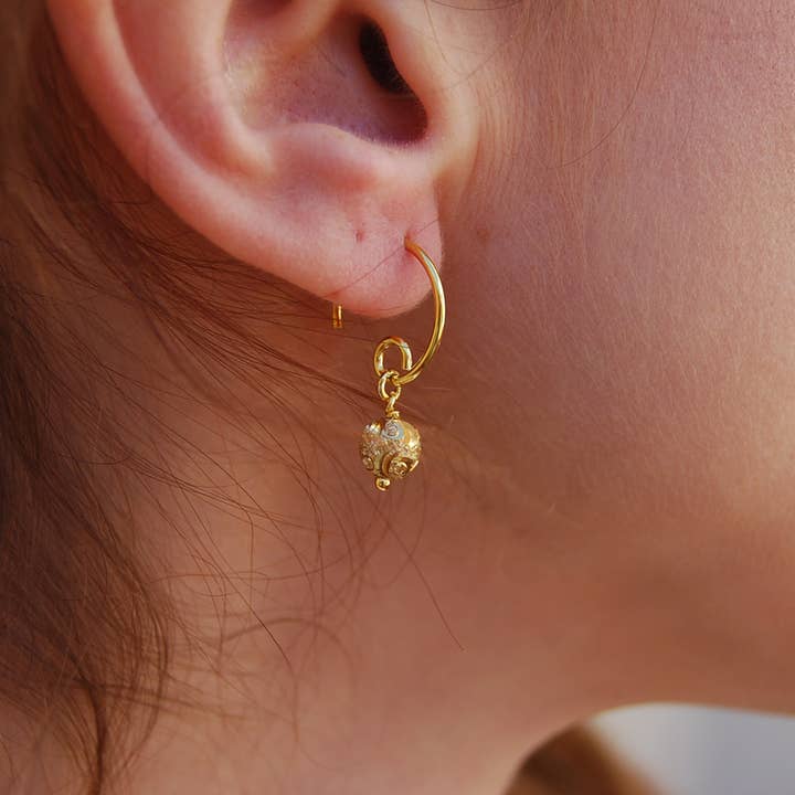 Yneda Jewels – wholesale Hoop-örhängen – Sterlingsilver hoops örhängen med kulor.