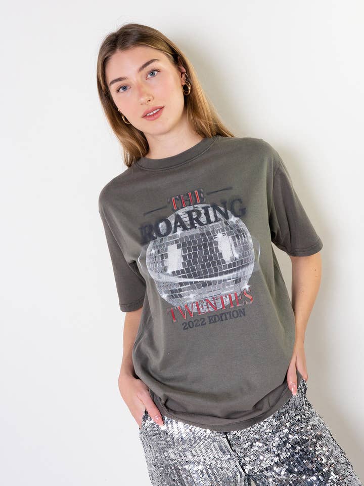 Den brusande '22 tee grå för wholesale av ESTHRZ THE LABEL