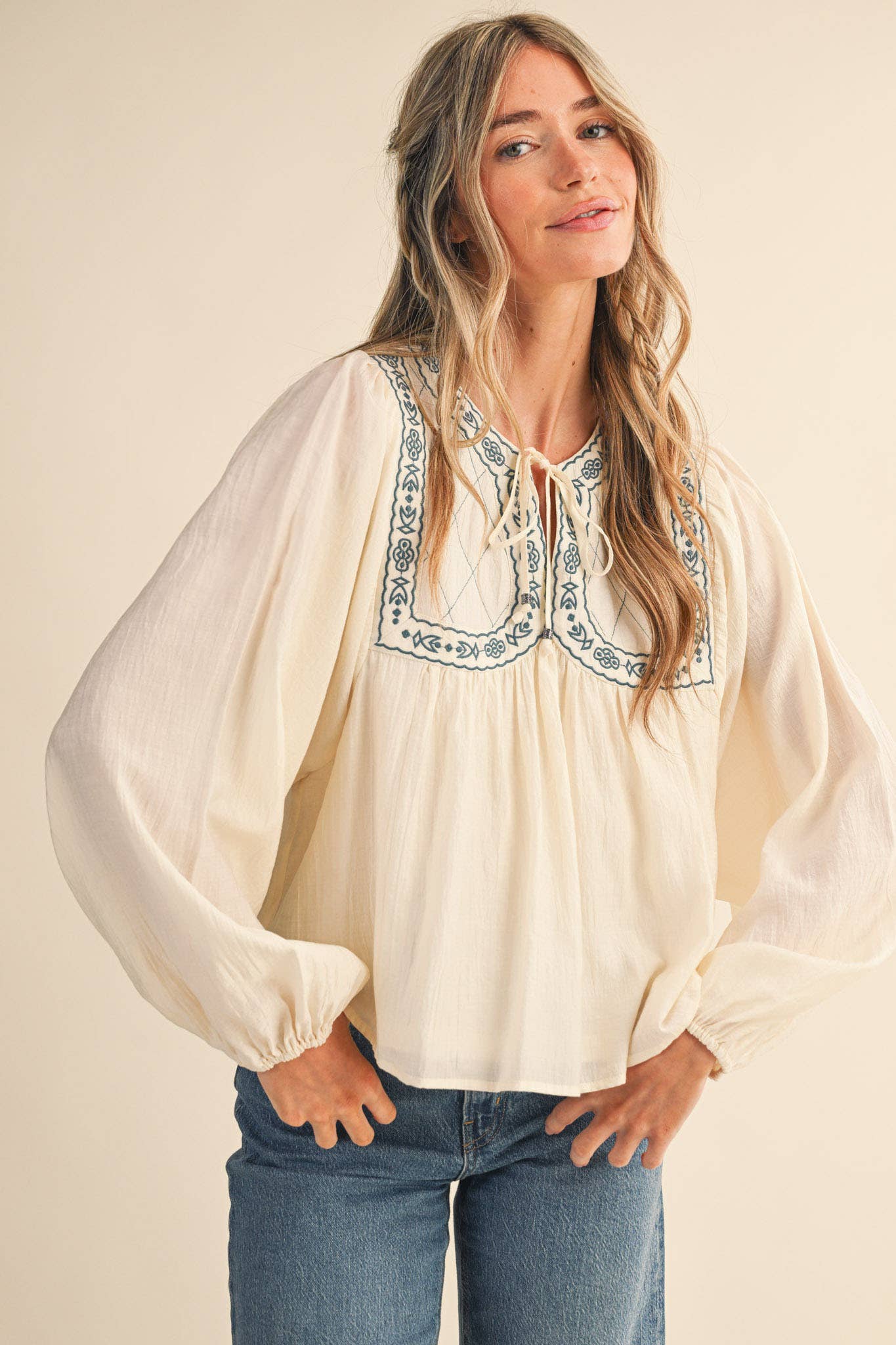 &MERCI - Vendita all'ingrosso Camicetta - Donna - Blusa con maniche a palloncino e rifiniture ricamate MTP422317