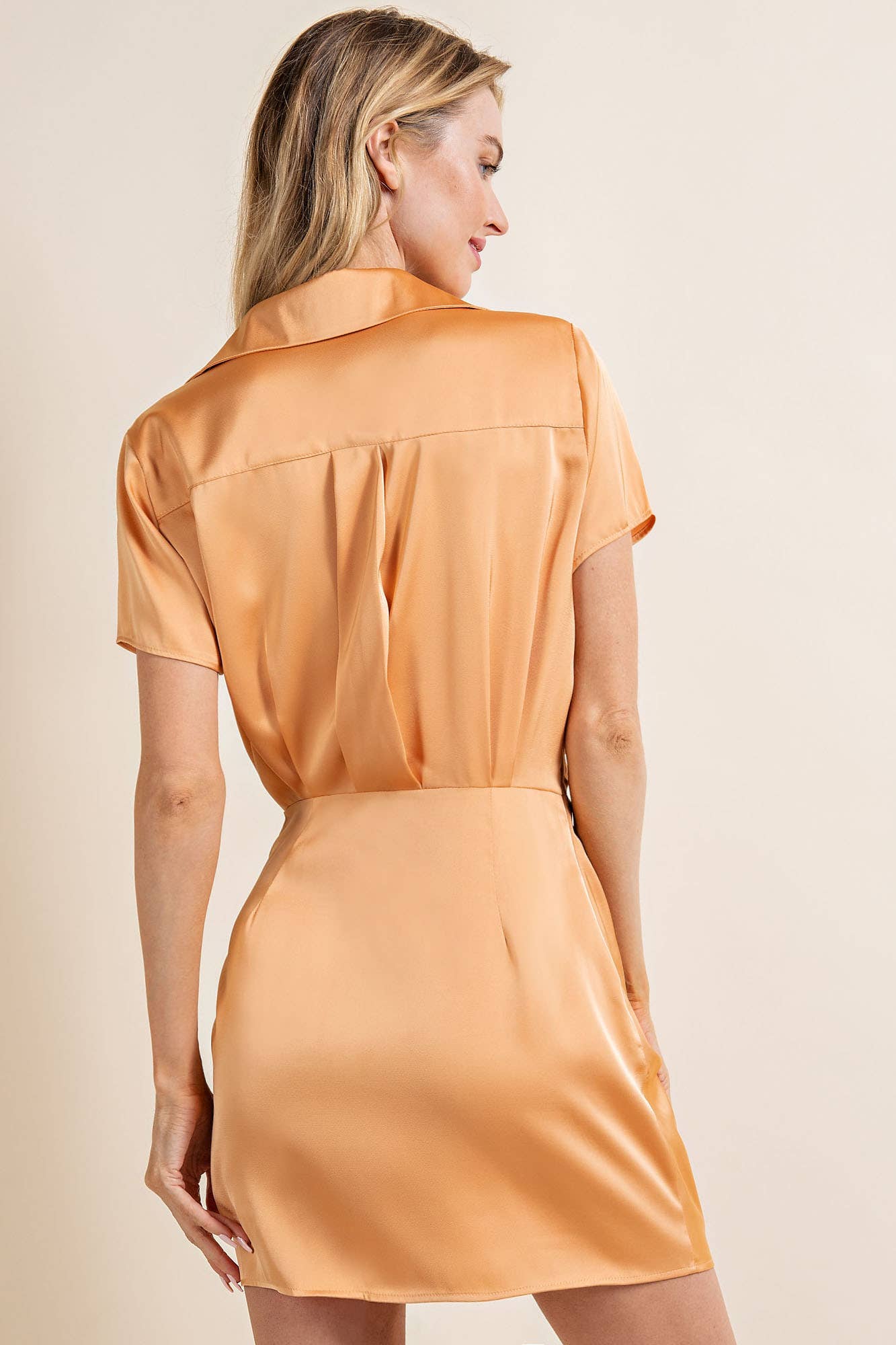 MANDARINE Cd1956 Satin-Minikleid mit kurzen Ärmeln und Wickelrock für den Großhandel auf Faire3