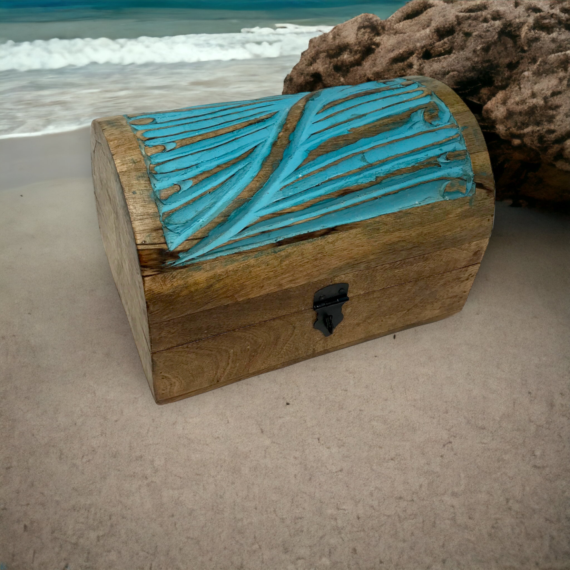 Wilco Home – Großhandel Dekoschachteln – Spring Decor Tischtruhe aus geschnitztem Holz mit Scharnier „Sea Breeze“5