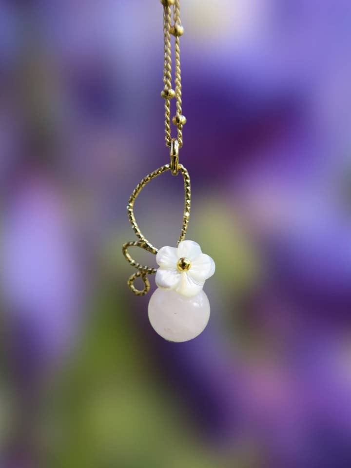 Daphne Blumenhalskette mit Edelsteinen und Perlmutt für den Großhandel von Hirondelle Bijoux