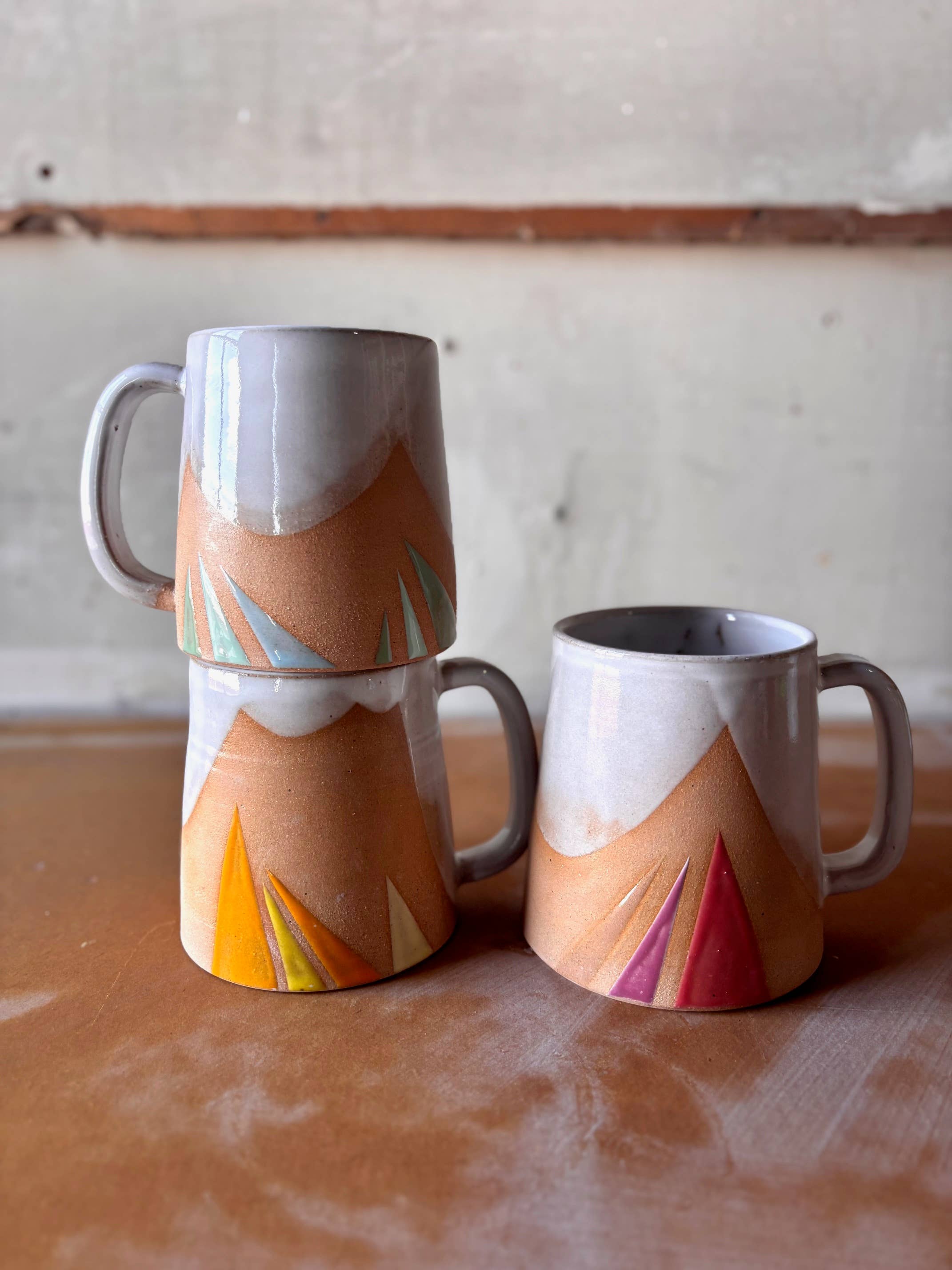 ROB Ceramics – wholesale Kaffekoppar – Handgjord keramikmugg med geometriskt triangelmotiv10