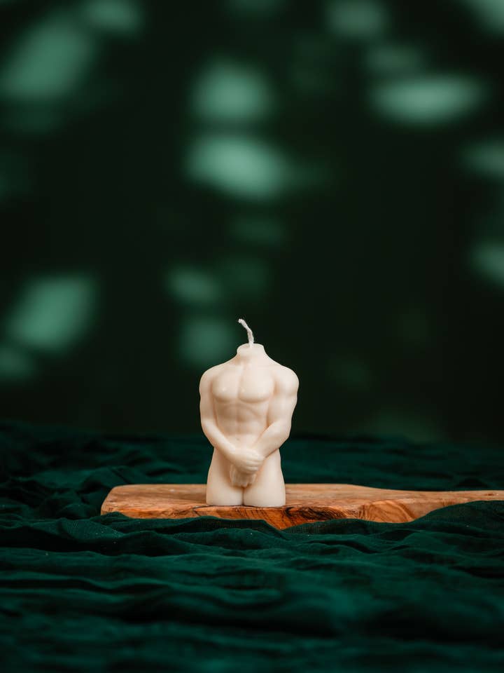 Candela Corpo Uomo Nudo in Cera di Soia Vegana per la vendita all'ingrosso da parte di Allure CA